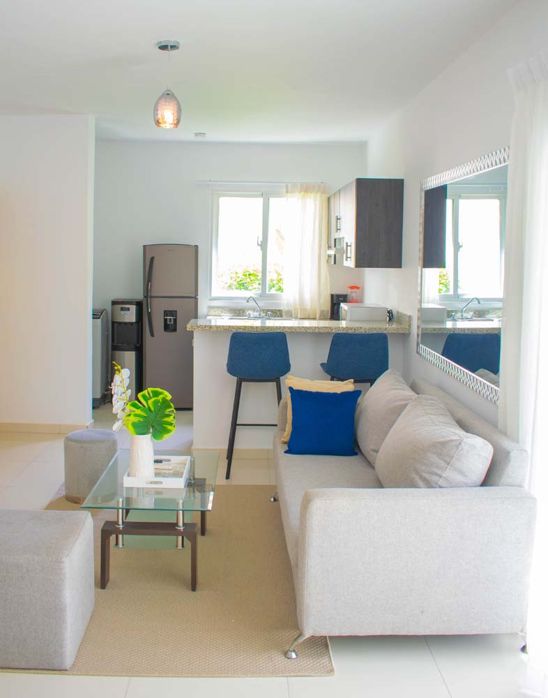 Living room with sofa bed and kitchenette in Beach Apartamentos in Playa Palmera 